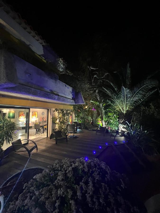 La Villa Bali: Beachfront Oasis with Cascading Pool Six-Fours-les-Plages Exterior photo